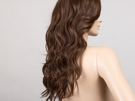 Peluca Sparkle Deluxe de Ellen Wille, color Chocolate Rooted, vista en maniquí