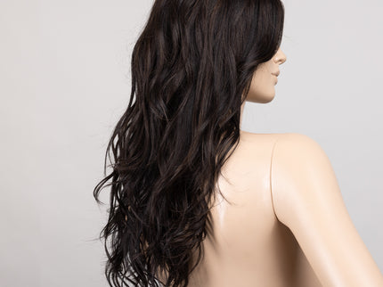 Peluca Sparkle Deluxe de Ellen Wille, color Espresso Rooted, vista en maniquí