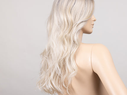Peluca Sparkle Deluxe de Ellen Wille, color Lightchampagne Rooted, vista en maniquí