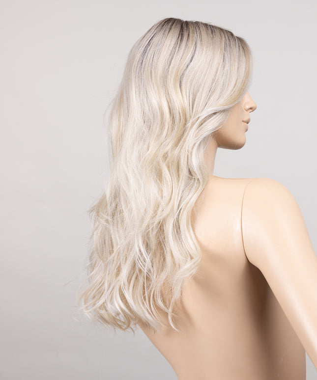 Peluca Sparkle Deluxe de Ellen Wille, color Lightchampagne Rooted, vista en maniquí
