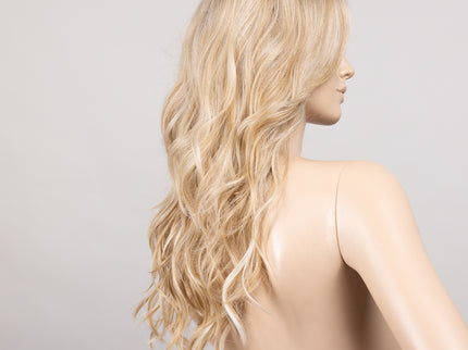 Peluca Sparkle Deluxe de Ellen Wille, color Sandyblonde Rooted, vista en maniquí