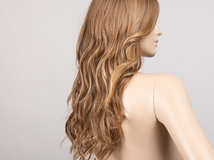 Peluca Sparkle Deluxe de Ellen Wille, color Toffeeblonde Rooted, vista en maniquí