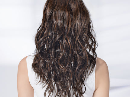Peluca Sparkle Deluxe de Ellen Wille, color Darkchocolate Rooted, fotografía de modelo