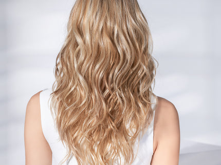 Peluca Sparkle Deluxe de Ellen Wille, color Sandyblonde Rooted, fotografía de modelo