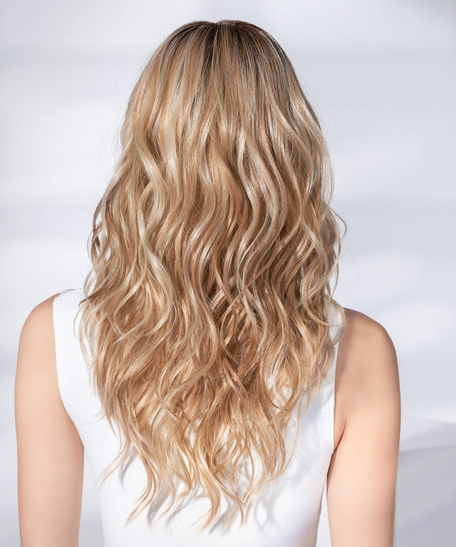 Peluca Sparkle Deluxe de Ellen Wille, color Sandyblonde Rooted, fotografía de modelo