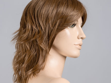 Peluca Stage Mono Part de Ellen Wille, color Almondbrown Rooted, en maniquí