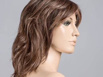 Peluca Stage Mono Part de Ellen Wille, color Chocolate Frosted, en maniquí