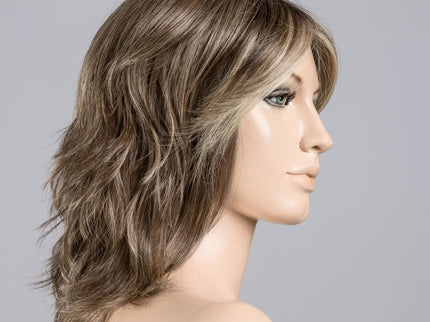 Peluca Stage Mono Part de Ellen Wille, color Darksand Rooted, en maniquí