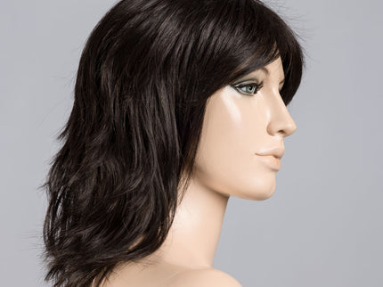 Peluca Stage Mono Part de Ellen Wille, color Espresso Mix, en maniquí