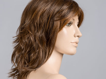 Peluca Stage Mono Part de Ellen Wille, color Hazelnut Rooted, en maniquí
