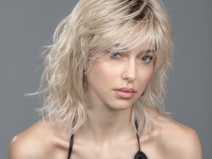 Peluca Stage Mono Part de Ellen Wille, color Lightchampagne Rooted, fotografía en modelo