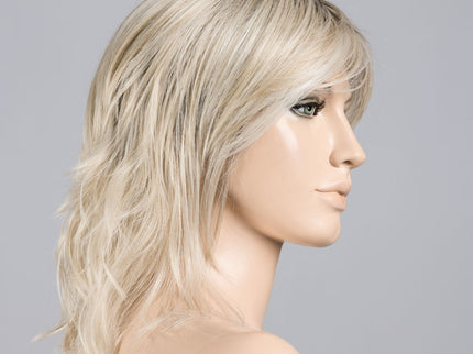 Peluca Stage Mono Part de Ellen Wille, color Lightchampagne Rooted, en maniquí