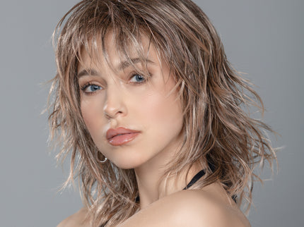 Peluca Stage Mono Part de Ellen Wille, color Powderblonde Tipped, fotografía en modelo
