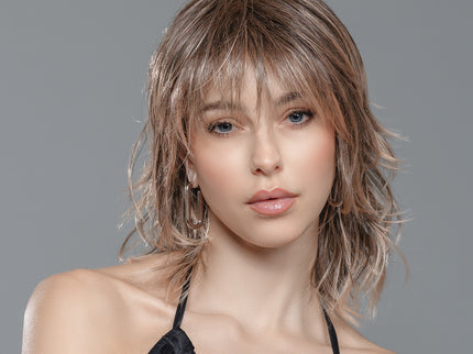 Peluca Stage Mono Part de Ellen Wille, color Powderblonde Tipped, fotografía en modelo