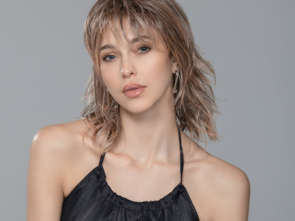 Peluca Stage Mono Part de Ellen Wille, color Powderblonde Tipped, fotografía en modelo