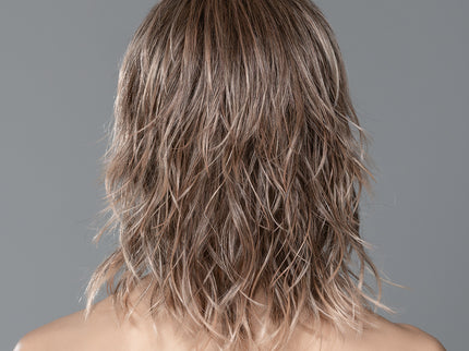 Peluca Stage Mono Part de Ellen Wille, color Powderblonde Tipped, fotografía en modelo