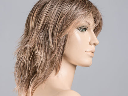 Peluca Stage Mono Part de Ellen Wille, color Powderblonde Tipped, en maniquí