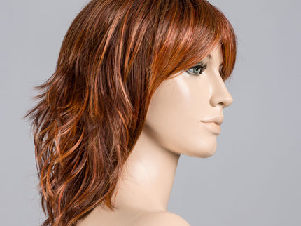 Peluca Stage Mono Part de Ellen Wille, color Safranred Rooted, en maniquí
