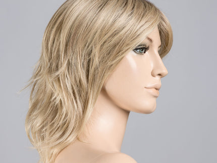 Peluca Stage Mono Part de Ellen Wille, color Sandyblonde Rooted, en maniquí