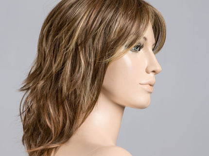 Peluca Stage Mono Part de Ellen Wille, color Tobacco Rooted, en maniquí