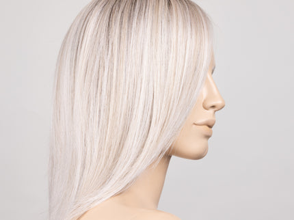 Peluca Treasure Soft de Ellen Wille, color Silverblonde Rooted, vista en maniquí