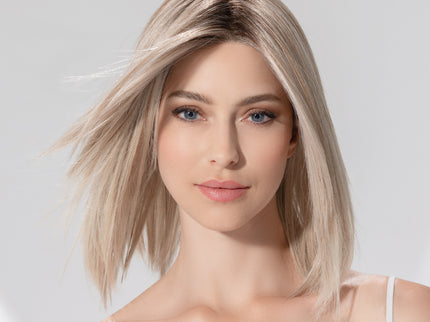 Peluca Treasure Soft de Ellen Wille, color Pearlblonde Rooted, fotografía de modelo