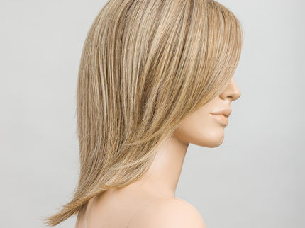 Peluca Whisper Comfort de Ellen Wille, color Caramel Rooted, vista en maniquí