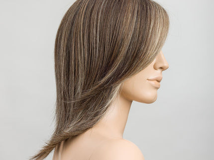 Peluca Whisper Comfort de Ellen Wille, color Darksand Rooted, vista en maniquí