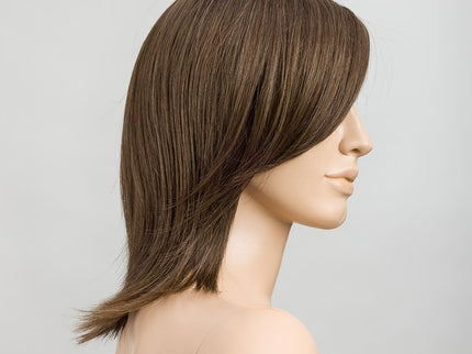 Peluca Whisper Comfort de Ellen Wille, color Nougat Rooted, vista en maniquí