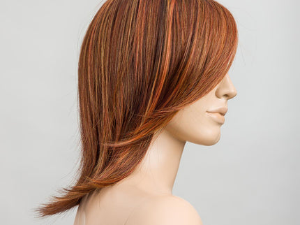 Peluca Whisper Comfort de Ellen Wille, color Safranred Rooted, vista en maniquí