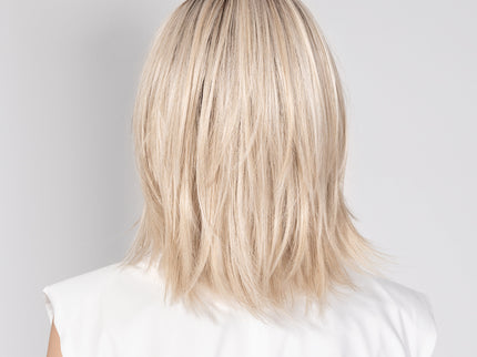 Peluca Whisper Comfort de Ellen Wille, color Lightchampagne Rooted, fotografía de modelo